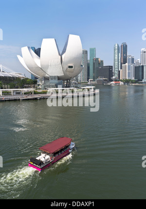 Dh Wacky duck tour in barca MARINA BAY Singapore Harbour Porto dello skyline di turisti di passaggio l'arte del Museo della Scienza turismo Foto Stock