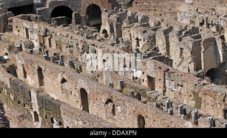 Particolari architettonici la colossale Colosseo simbolo della potenza di Roma antica 2 Foto Stock
