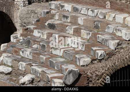 Suggestivi passi il Colosseo dove gli antichi romani erano presenti nei combattimenti tra gladiatori e bestie feroci 4 Foto Stock