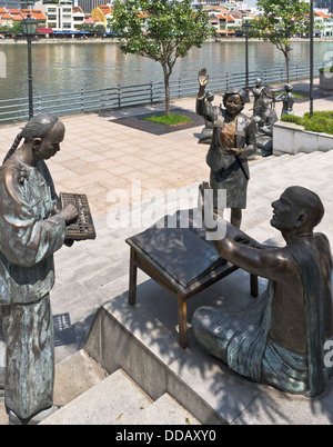 Dh Fiume Singapore statue nord Boat Quay SINGAPORE persone bronzo statua scolpita da Chettiars ai finanzieri vecchio Foto Stock