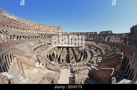 Suggestivi passi il Colosseo dove gli antichi romani erano presenti nei combattimenti tra gladiatori e bestie feroci 6 Foto Stock