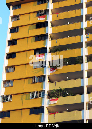 Bandiere di Singapore appendere da Singapore edificio di appartamenti Foto Stock
