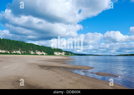 Fiume Pinega nella regione di Arkhangelsk, Russia settentrionale.Golubino Foto Stock