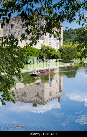 Punting al Castello di Leeds, Inghilterra Foto Stock