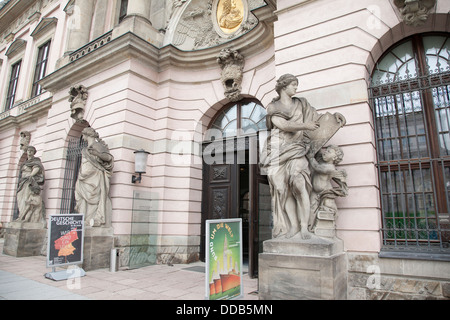 Statua fuori Deutches Historisches - Tedesco Storia Museo sulla Unter den Linden Street; Berlino; Germania, Europa Foto Stock