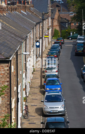 Tradizionale scatola terrazzati con parcheggio lungo la strada entro le mura della città di York North Yorkshire England Regno Unito Foto Stock