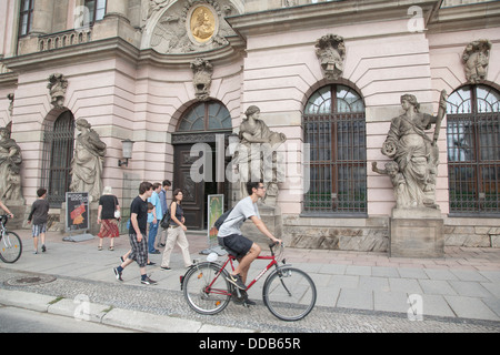 Persone e statue fuori Deutches Historisches - Tedesco Storia Museo sulla Unter den Linden Street; Berlino; Germania, Europa Foto Stock