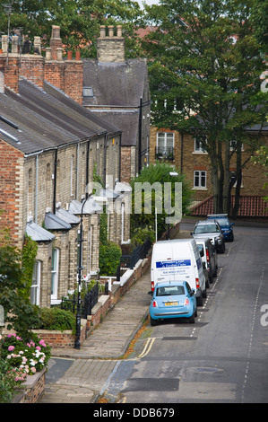 Tradizionale scatola terrazzati con parcheggio lungo la strada entro le mura della città di York North Yorkshire England Regno Unito Foto Stock