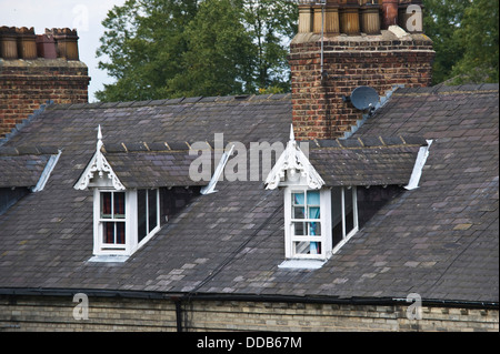 Finestre Dormer sui tradizionali terrazzamenti alloggiamento entro le mura della città di York North Yorkshire England Regno Unito Foto Stock