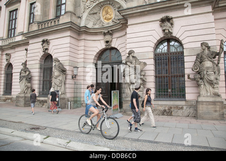 Persone e statue fuori Deutches Historisches - Tedesco Storia Museo sulla Unter den Linden Street; Berlino; Germania, Europa Foto Stock