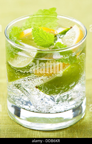 Il freddo limonata fresca con limone e calce su sfondo verde Foto Stock