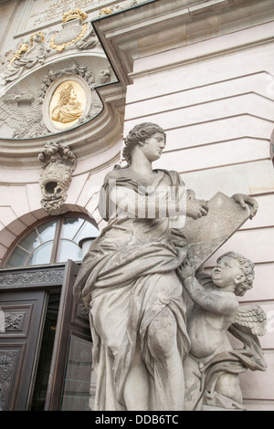 Statua fuori Deutches Historisches - Tedesco Storia Museo sulla Unter den Linden Street; Berlino; Germania, Europa Foto Stock