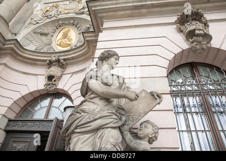 Statua fuori Deutches Historisches - Tedesco Storia Museo sulla Unter den Linden Street; Berlino; Germania, Europa Foto Stock