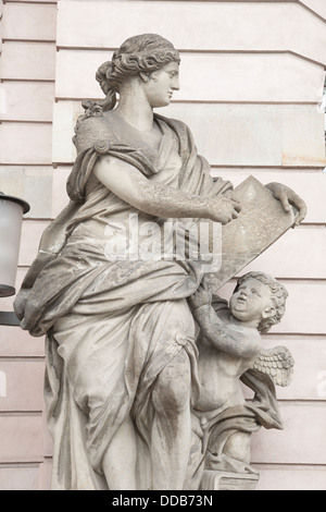 Statua fuori Deutches Historisches - Tedesco Storia Museo sulla Unter den Linden Street; Berlino; Germania, Europa Foto Stock