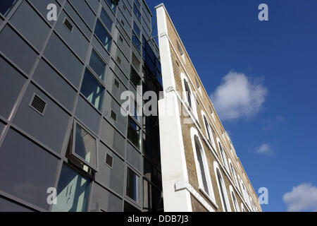 Londra, Regno Unito. 30 Ago, 2013. nuova Student housing a Islington vince 2013 Carbuncle Cup per "peggiori nuovo edificio". Progettazione edilizia Magazine ha assegnato il suo premio annuale per la peggiore nuovo edificio. Il vincitore di quest'anno è uno studente alloggio in blocco di Islington, Londra Nord. La rivista dice che 'offre una prigione-come esperienza per gli studenti residenti" ed è opportunamente situato molto vicino alla prigione di Pentonville. Credito: Jeffrey Blackler/Alamy Live News Foto Stock