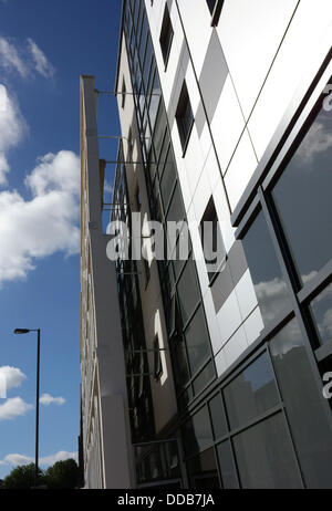 Londra, Regno Unito. 30 Ago, 2013. nuova Student housing a Islington vince 2013 Carbuncle Cup per "peggiori nuovo edificio". Progettazione edilizia Magazine ha assegnato il suo premio annuale per la peggiore nuovo edificio. Il vincitore di quest'anno è uno studente alloggio in blocco di Islington, Londra Nord. La rivista dice che 'offre una prigione-come esperienza per gli studenti residenti" ed è opportunamente situato molto vicino alla prigione di Pentonville. Credito: Jeffrey Blackler/Alamy Live News Foto Stock