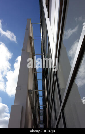 Londra, Regno Unito. 30 Ago, 2013. nuova Student housing a Islington vince 2013 Carbuncle Cup per "peggiori nuovo edificio". Progettazione edilizia Magazine ha assegnato il suo premio annuale per la peggiore nuovo edificio. Il vincitore di quest'anno è uno studente alloggio in blocco di Islington, Londra Nord. La rivista dice che 'offre una prigione-come esperienza per gli studenti residenti" ed è opportunamente situato molto vicino alla prigione di Pentonville. Credito: Jeffrey Blackler/Alamy Live News Foto Stock