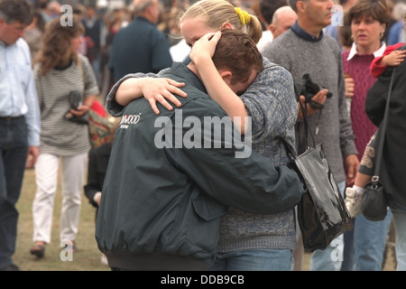 Persone in lutto mostrano i loro aspetti al Diana Principessa di Galles in Kensington Palace Gardens 1997 Foto Stock