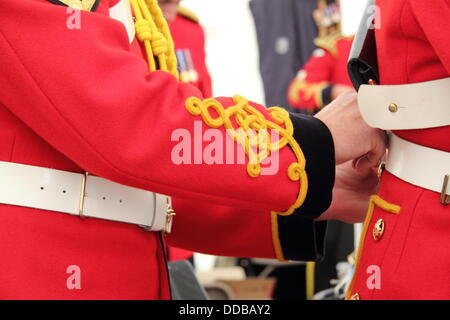 Derbyshire, Regno Unito. Il 30 agosto, 2013. Musicisti provenienti dalla cavalleria pesante e Cambrai Band, basato in Catterick, North Yorkshire regolare ogni altri costumi in preparazione per le loro prestazioni a Chatsworth Country Fair, Peak District, Derbyshire, Regno Unito. Credito: Deborah Vernon/Alamy Live News Foto Stock