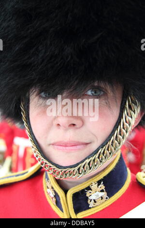 Derbyshire, Regno Unito. Il 30 agosto, 2013. Musicista, Alison truffe dai soldati di cavalleria pesante e Cambrai Band, basato in Catterick, North Yorkshire, si prepara ad effettuare a Chatsworth Country Fair, Peak District, Derbyshire, Regno Unito. Credito: Deborah Vernon/Alamy Live News Foto Stock