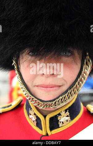 Derbyshire, Regno Unito. Il 30 agosto, 2013. Musicista, Alison truffe dai soldati di cavalleria pesante e Cambrai Band, basato in Catterick, North Yorkshire, si prepara ad effettuare a Chatsworth Country Fair, Peak District, Derbyshire, Regno Unito. Credito: Deborah Vernon/Alamy Live News Foto Stock