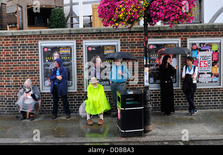 Una coda fuori il Globe Theatre di Shakespeare, London, Regno Unito Foto Stock