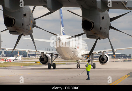 Schoenefeld, Germania, un Airbus A320 e Airbus A400M Atlas attendere sulla pista di ILA 2012 Foto Stock