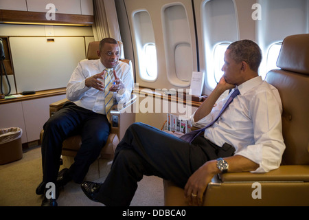 Il Presidente Usa Barack Obama parla con trasporto Segretario Antonio Foxx a bordo di Air Force One durante il volo a Jacksonville, Florida il 25 luglio 2013. Foto Stock