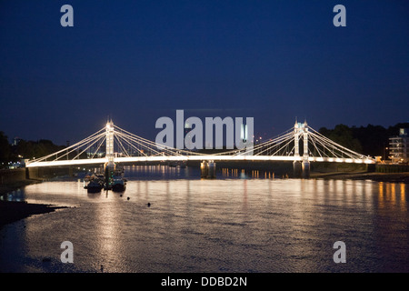 Royal Albert Ponte sul Fiume Tamigi di notte a Londra REGNO UNITO Foto Stock