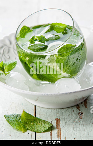 Di menta fresca bevande con ghiaccio Foto Stock