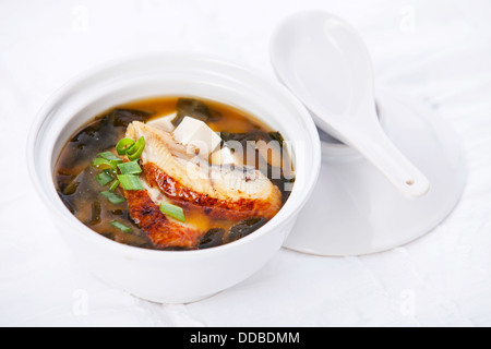 Zuppa di miso con tofu, alghe e anguilla giapponese Foto Stock