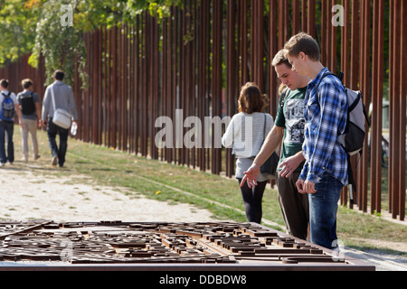 Visitatori al piano della città presso il Memoriale del Muro di Berlino su Bernauer Street, Berlino, Germania Foto Stock