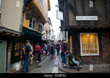 Poco SHAMBLES vecchia stradina nel centro della città di York North Yorkshire England Regno Unito Foto Stock