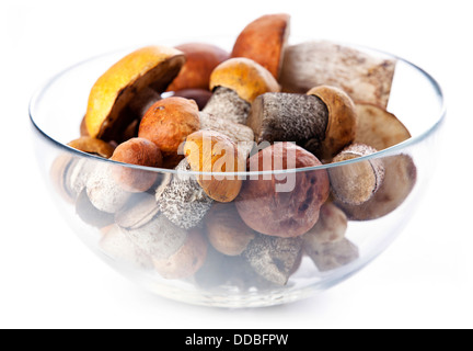 Materie del cappuccio arancione boletus in vetro trasparente ciotola su sfondo bianco Foto Stock