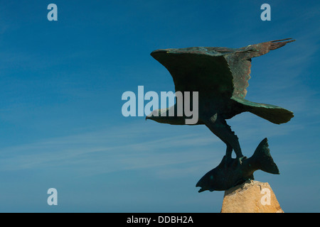 Osprey e salmone scultura, Spey Bay, Moray Foto Stock