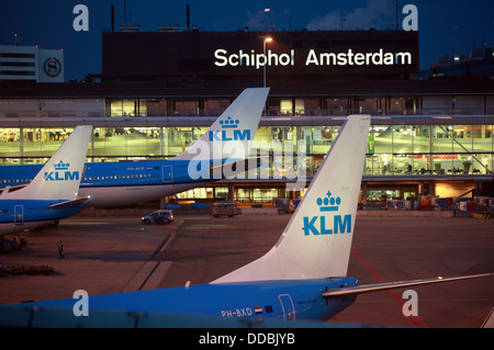Amsterdam, Paesi Bassi, i velivoli KLM al di fuori del terminal dell'aeroporto di Schiphol Foto Stock