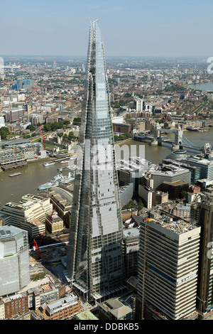 Vista aerea del coccio e il Tower Bridge sul Tamigi a Londra Foto Stock