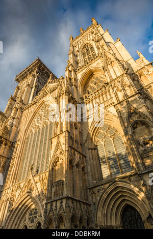 York Minster - gli ornati fronte ovest fotografata al crepuscolo Foto Stock