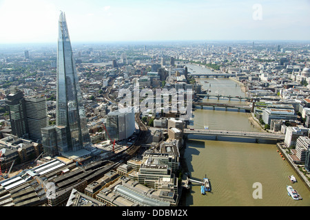 Vista aerea del coccio e il fiume Tamigi a Londra Foto Stock