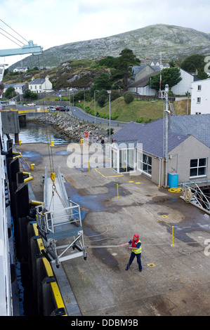 Caledonian Mac Brayne personale portuale funzionante a Tarbert Harbour per il Isle of Harris Scotland Regno Unito Foto Stock