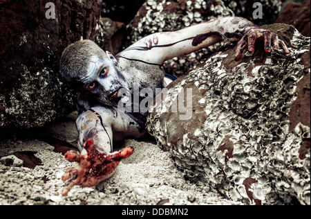 Zombie sulla spiaggia Foto Stock