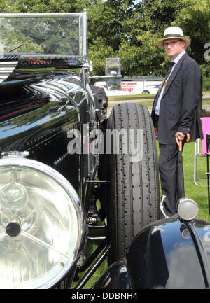 Derbyshire, Regno Unito. Il 30 agosto, 2013. 30 ago 2013. Auto d'epoca, display, Chatsworth Country Fair il giorno del lancio, Chatsworth House Parco. Più di 90.000 persone sono attesi alla fiera di oltre tre giorni (Ven 30Aug - Sun 1 sett) per una celebrazione della tradizionale British country pursuits e intrattenimento showground che è sparso su oltre 100 acri di parco e comprende più di 300 stand commerciali. Le attrazioni includono un fine food village, tradizionale fiera, JCB cercatori di ballo, il Royal cavallo Artiglieria e Kings truppa Credito: Deborah Vernon/Alamy Live News Foto Stock