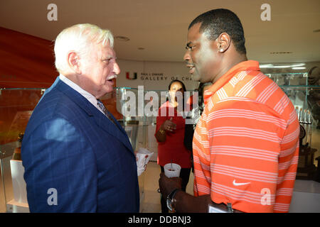 Agosto 29, 2013: ex università di Miami head coach Howard Schnellenberger parla Kenny Calhoun durante un evento di onorare il trentesimo anniversario del campionato nazionale di squadra a Hecht Centro Atletico sul campus della University of Miami in Coral Gables, Florida. Foto Stock