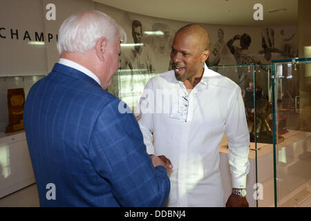 Agosto 29, 2013: ex università di Miami head coach Howard Schnellenberger parla Brian lame durante un evento di onorare il trentesimo anniversario del campionato nazionale di squadra a Hecht Centro Atletico sul campus della University of Miami in Coral Gables, Florida. Foto Stock