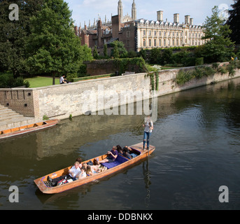 Fiume Cam persone punting Cambridge Inghilterra England Foto Stock
