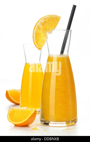 Succo di frutta e frutta di arancia segmenti su sfondo bianco Foto Stock