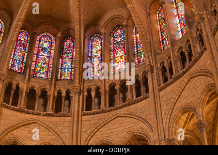 Le finestre di vetro macchiate sopra il coro della Basilica di Saint Remi a Reims, Francia. Foto Stock