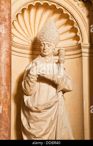 Una statua del Duc de Laon sulla tomba di san Remi all'interno di Saint Remi basilica di Reims. Foto Stock