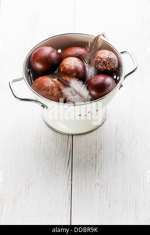 Le uova di pasqua su sfondo di legno Foto Stock