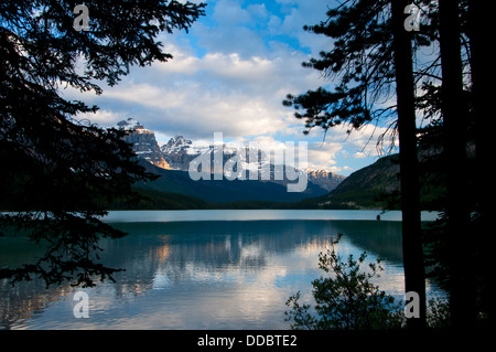 Abbassare Waterfowl Lake, il Parco Nazionale di Banff, Alberta, Canada Foto Stock